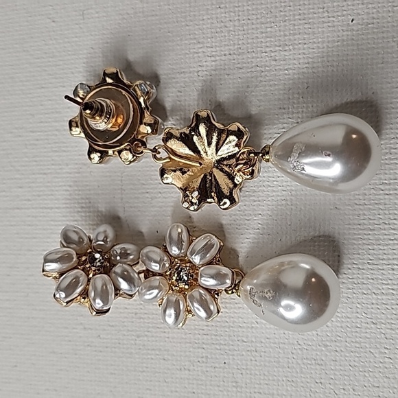 nOir Pearl Floral 3-Tier Dangle Drop Statement Earrings - Picture 5 of 8